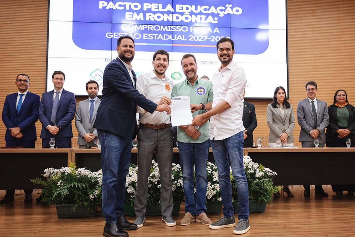 Pedro Abib assina ‘Pacto pela Educação’ e apresenta propostas para a rede de ensino