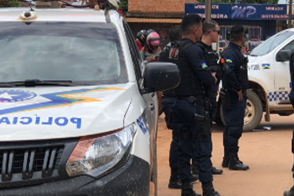 PM prende dois apenados armados após fuga em moto roubada