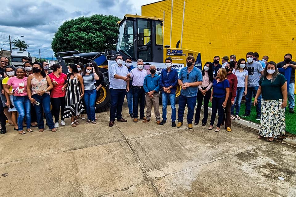 Machadinho é contemplado com veículo Pá Carregaderia e quadra esportiva por meio de recursos do deputado Mosquini