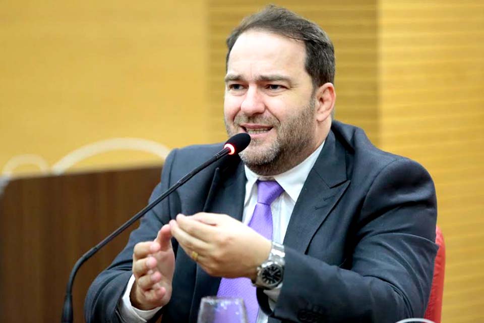 Durante entrevista deputado Alex Redano diz que Energisa deveria ir embora de Rondônia