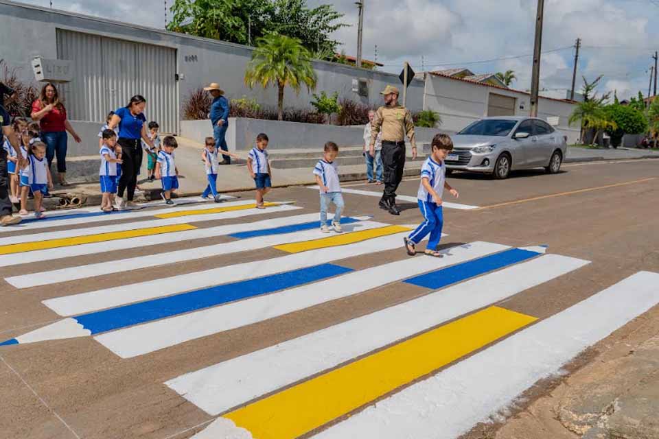 Prefeitura de Jaru adota modelo de faixas de pedestre lúdicas em frente às escolas
