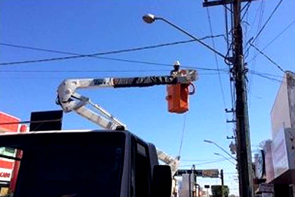 Prefeitura substitui lâmpadas de vapor de sódio por luminária de Led na Avenida Presidente Kennedy
