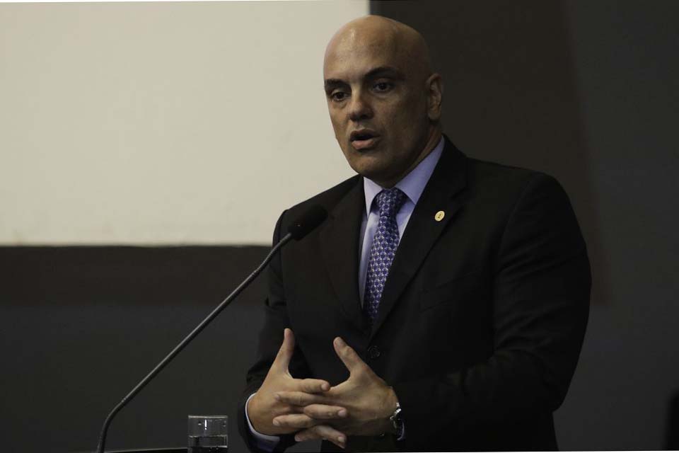 Moraes determina quebra do sigilo de imagens de vandalismo no Planalto