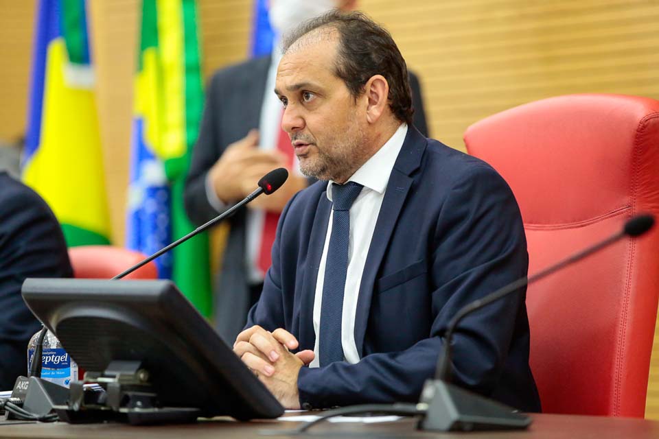 Presidente da Assembleia defende reabertura do comércio e testes massivos na população para definir quarentena social