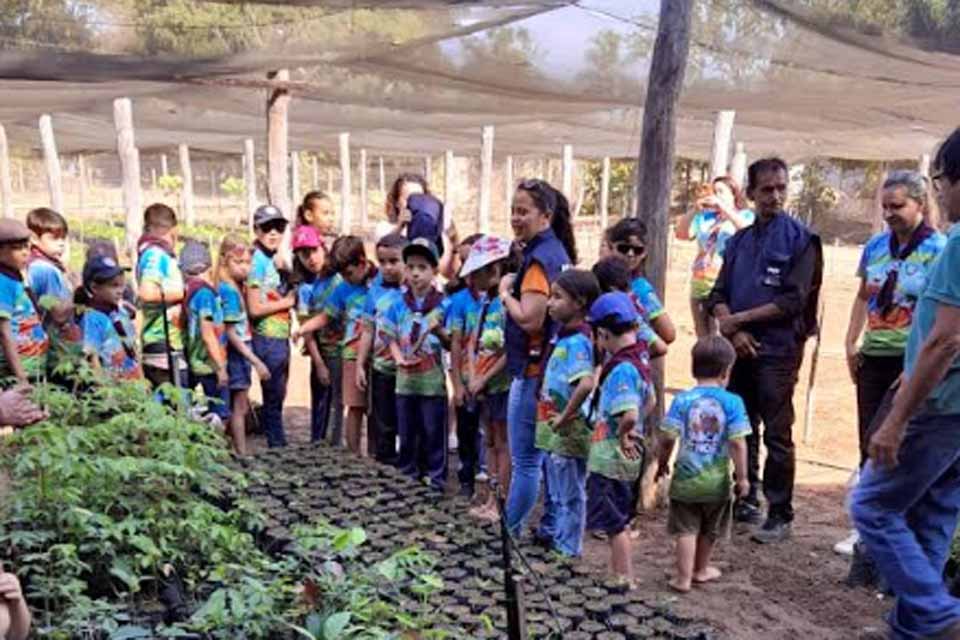 Semeia comemora Dia da Árvore com crianças e pais no Viveiro Municipal