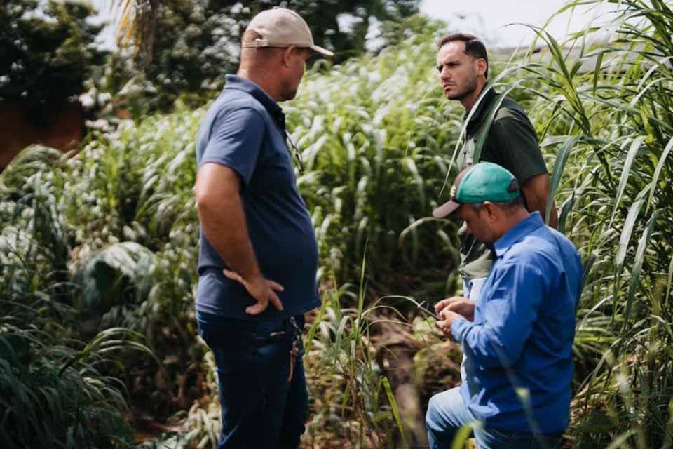 Prefeito Affonso Cândido visita bairros atingidos pelas chuvas, ouve moradores e garante providências