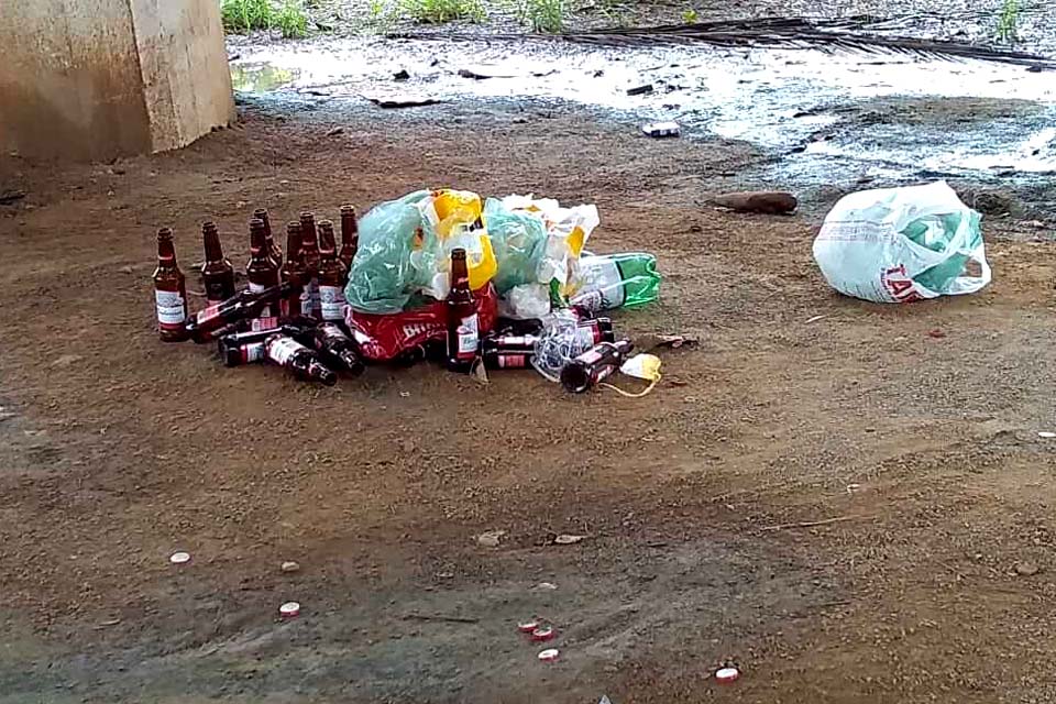 Lixo acumulado embaixo da ponte causa revolta em população