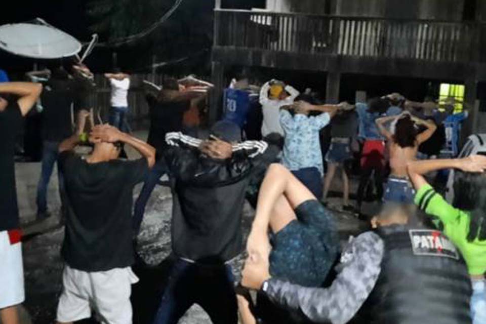 Em festa na zona rural, organizada através do WhatsApp, polícia flagra aglomeração e menores bebendo