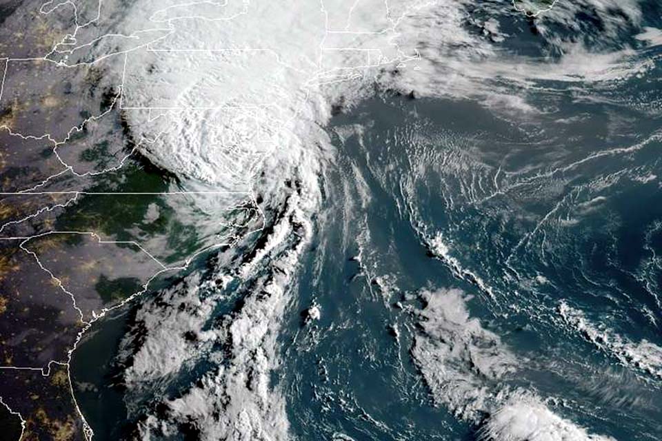 Tempestade Isaías avança pela costa leste dos EUA; Nova York se prepara