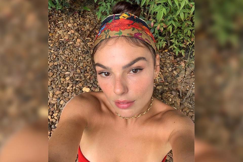 Isis Valverde posta foto sem maquiagem e impressiona pela beleza