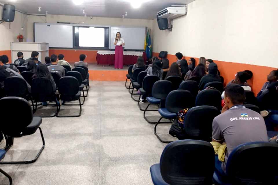 Prefeitura leva informação sobre violência doméstica aos alunos da Escola Governador Araújo Lima