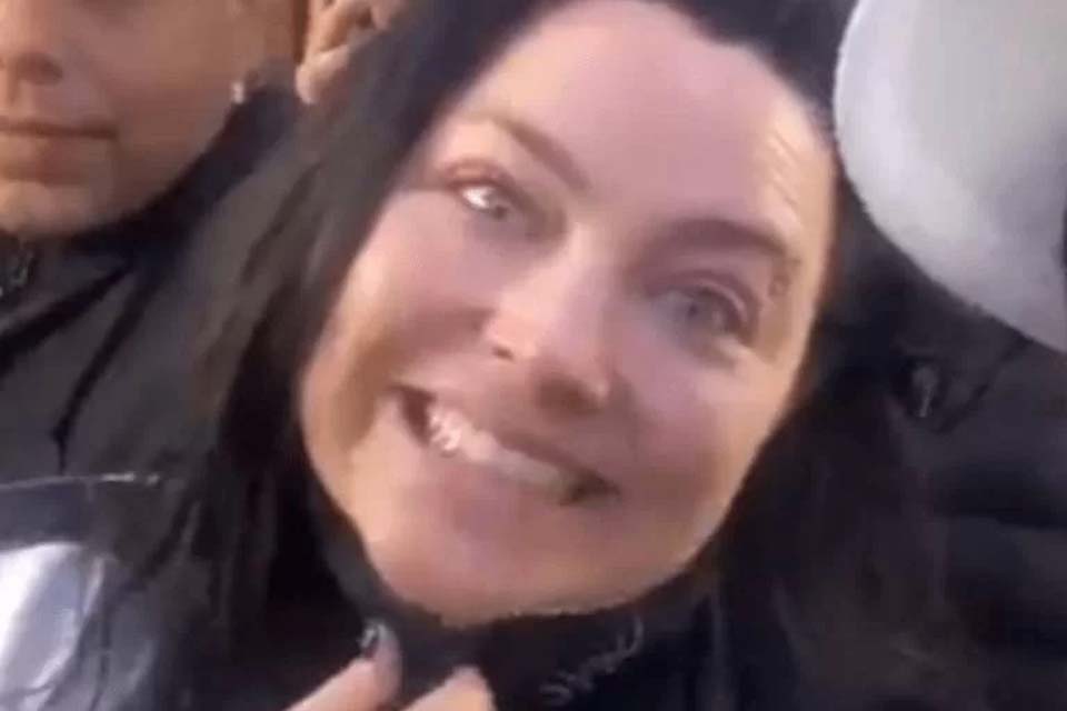 Amy Lee, do Evanescence, é flagrada em ônibus público em São Paulo