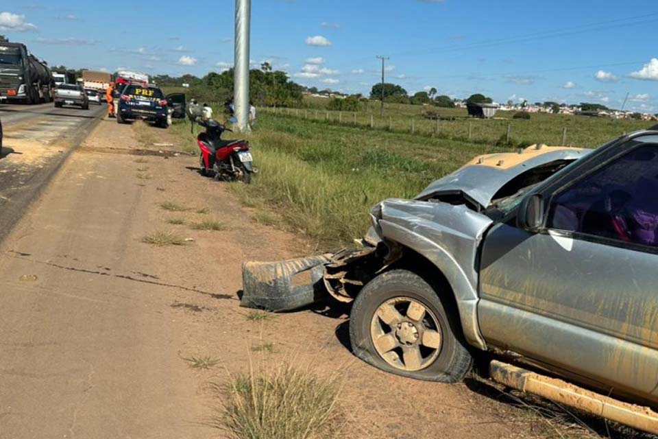 Caminhonete colide na traseira de ônibus da saúde de Nova Brasilândia