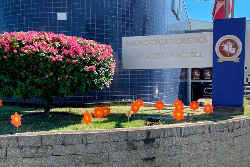 Flores em papel no jardim da Promotoria de Presidente Médici lembram fragilidade das crianças e alertam contra abusos