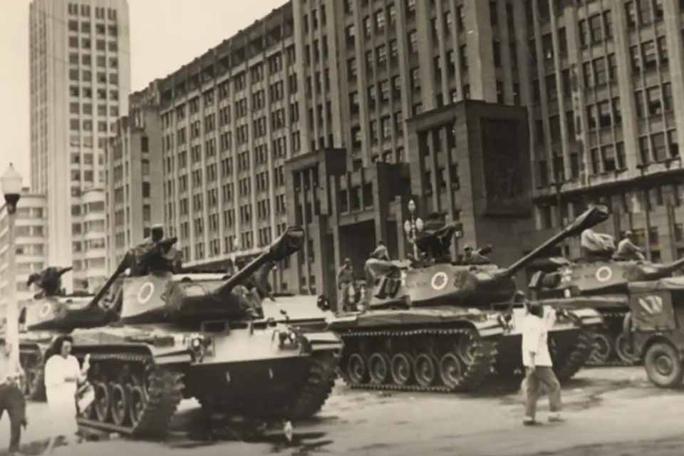 Golpe de 1964: manutenção de tutela militar permitiu golpismo do 8/1