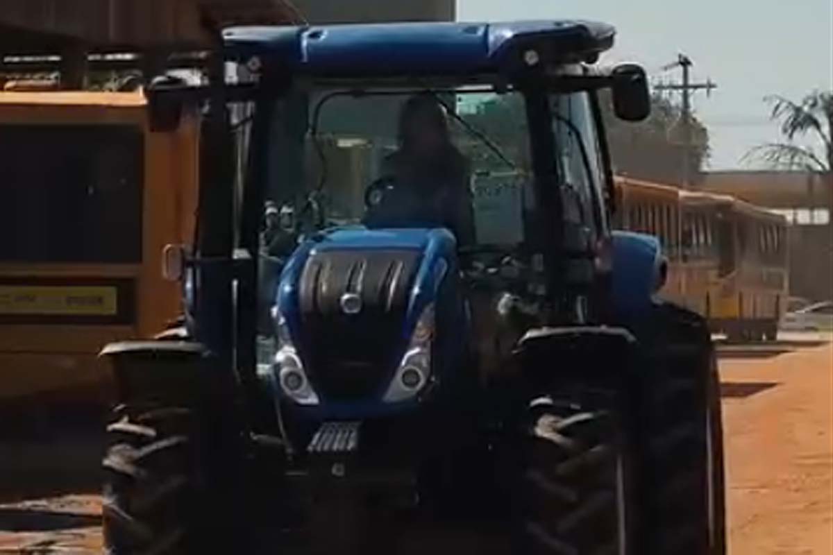 Secretaria de Agricultura recebe novo trator que será utilizado no apoio aos produtores rurais,