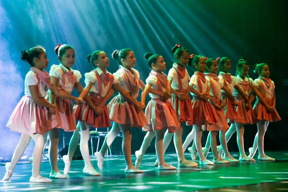 XI Mostra Cultural reúne alunos dos CMACEs em um grande espetáculo de arte, música e dança em Porto Velho