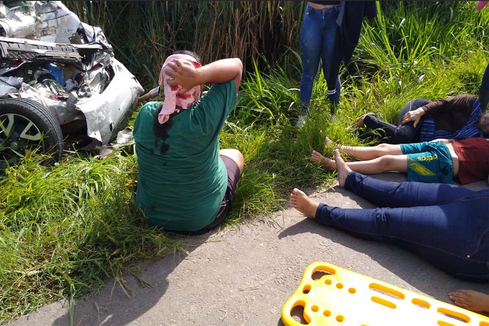 Acidente envolvendo carro e carreta deixa 5 feridos na BR-364