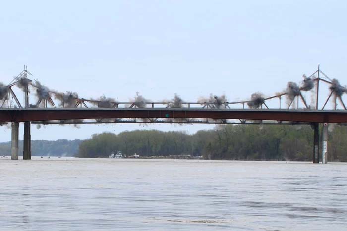 Veja o exato momento em que ponte é demolida
