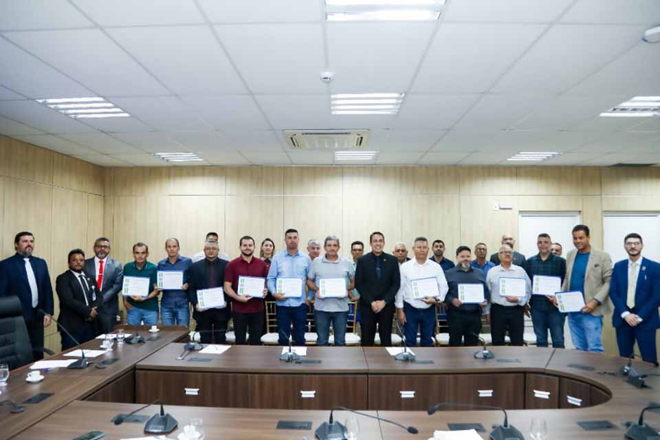 Deputado Eyder Brasil concede voto de louvor a técnicos industriais de Rondônia