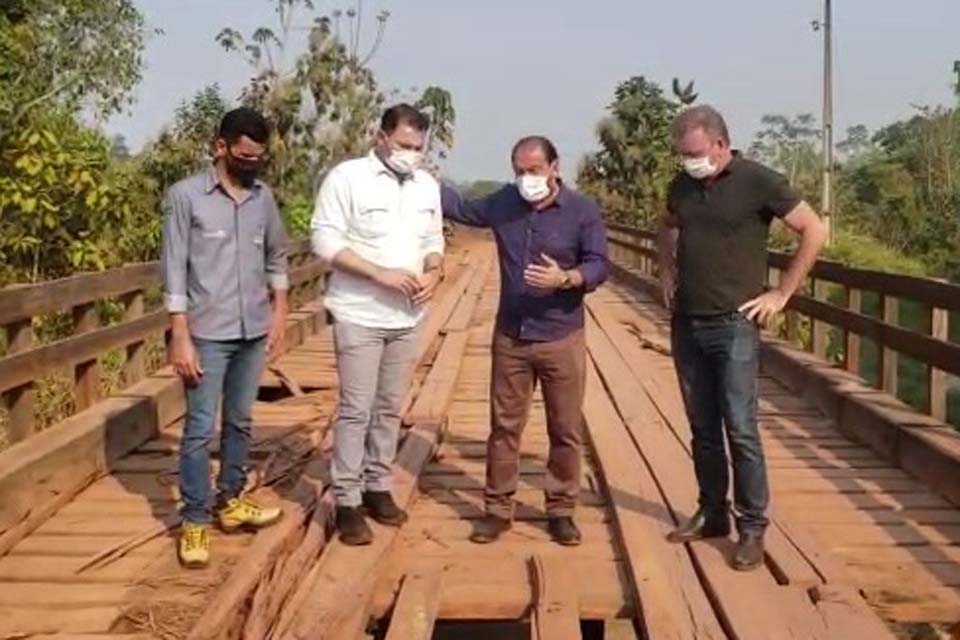 Laerte Gomes leva diretor do DER para verificar condições da ponte sobre o Rio Novo Mundo em Alvorada do Oeste