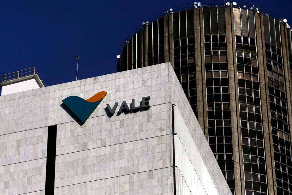 Vale paralisa trens e atividades próximas à barragem em Mariana