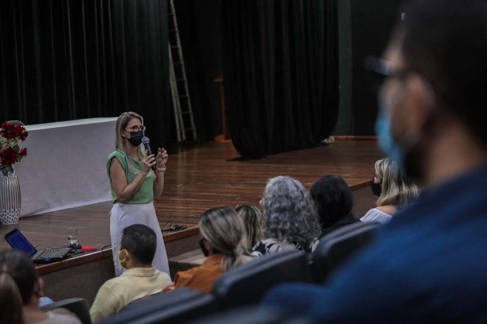 Diretores e gerentes participam de reunião de balanço e planejamento para a Educação em 2022
