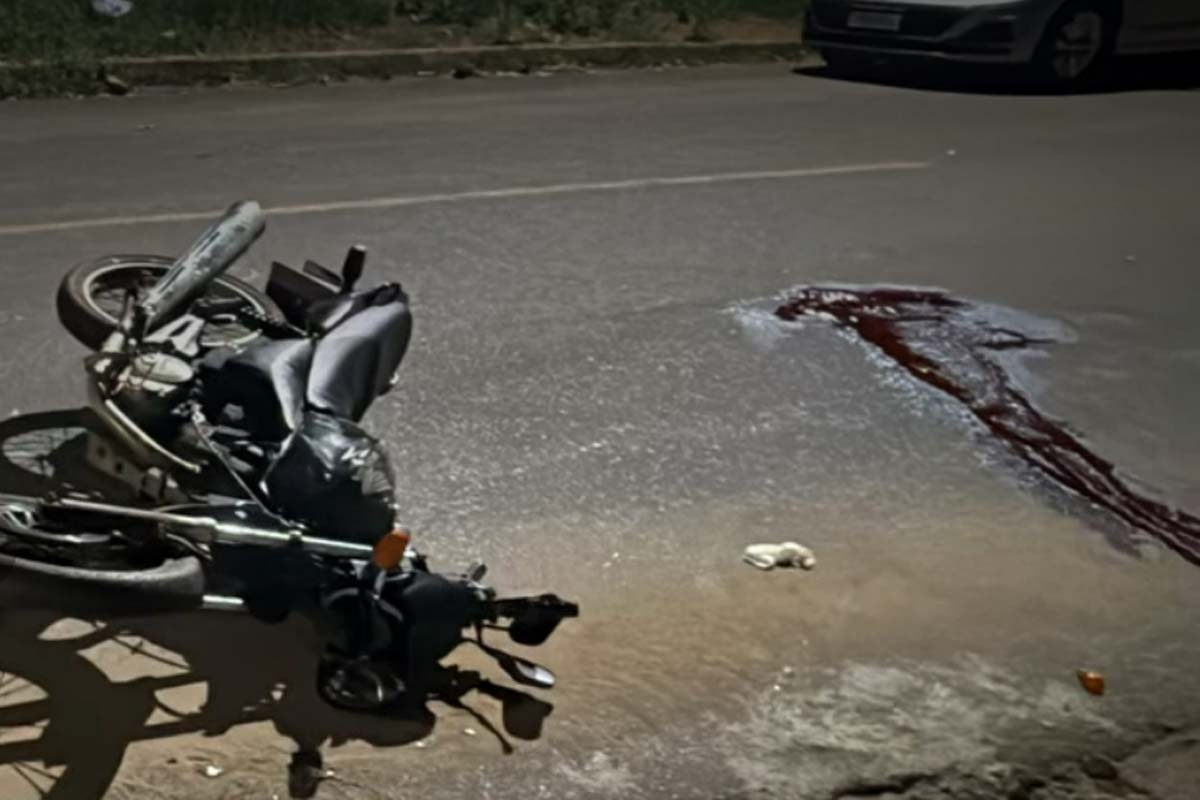 Motociclista morre e esposa fica gravemente após colisão com caminhonete