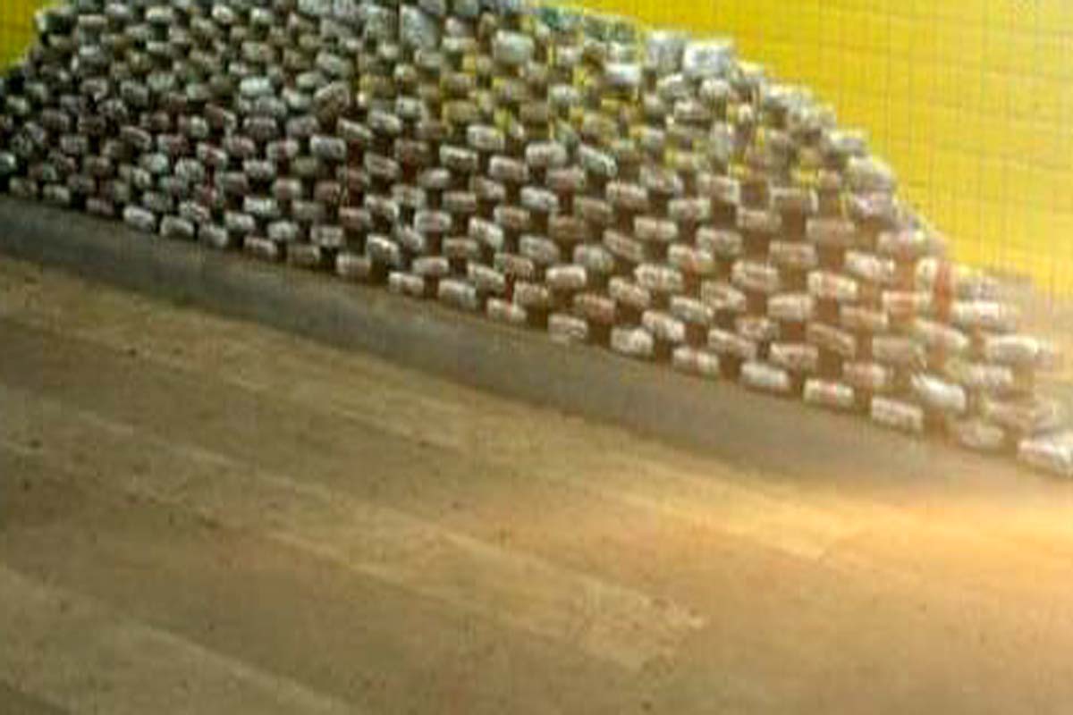PRF apreende mais de 275 kg de drogas e arma durante perseguição na BR-364