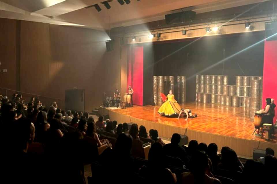 Espetáculo “Bizarrus” é apresentado para estudantes e comunidade em Ariquemes