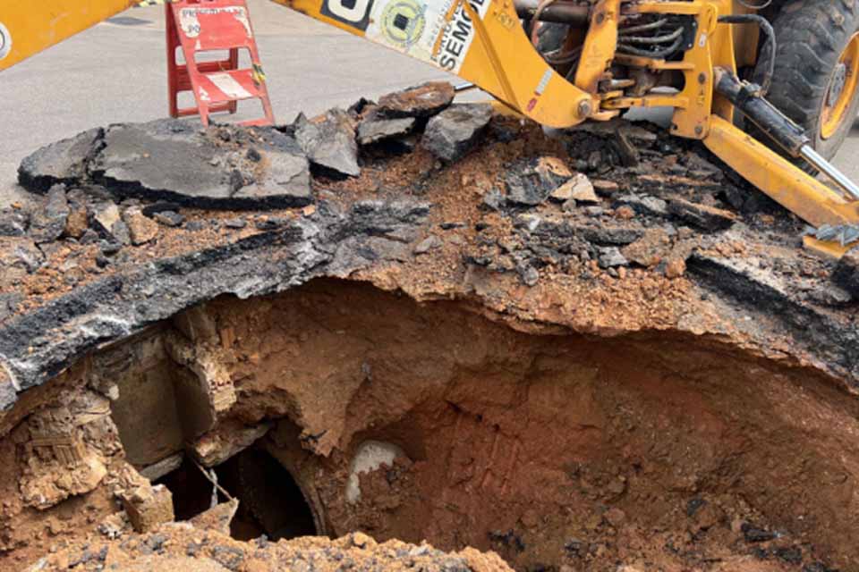 Prefeitura de Porto Velho atua em dois pontos da zona Sul para substituir manilhas e corrigir danos no asfalto