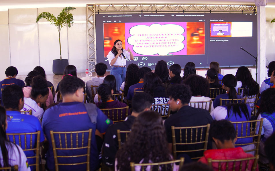 Curso da Escola do Legislativo prepara estudantes para a redação do Enem