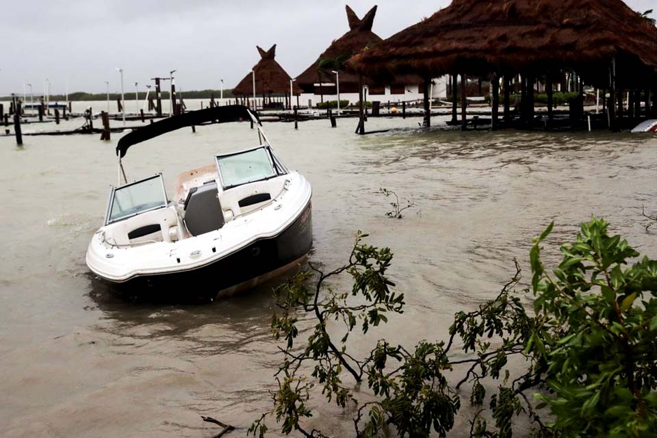Ainda se recuperando de tempestade, Louisiana se prepara para furacão