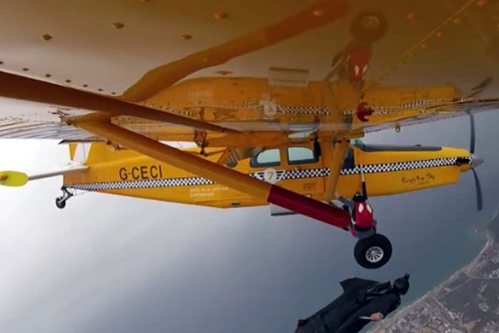 Paraquedista 'voa' perto de avião e dá banana para colega
