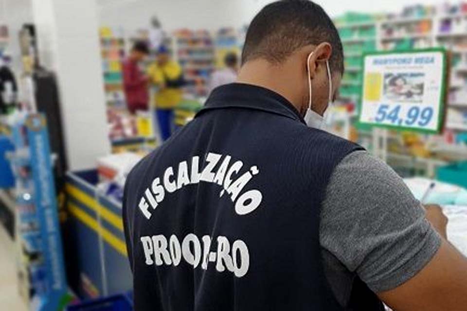 Procon fiscaliza e autua estabelecimentos comerciais no município