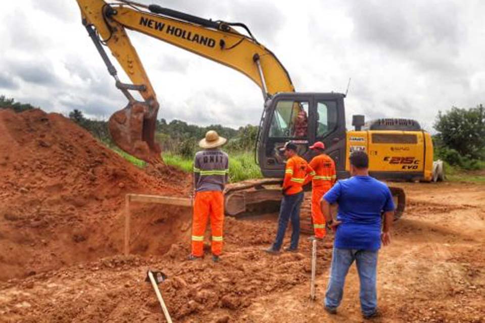Obras de asfaltamento começam pela drenagem em benefício de 3 bairros 