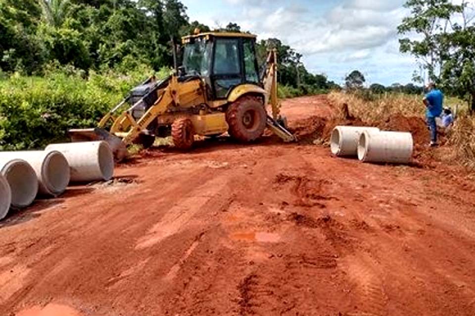Mesmo no período chuvoso a Prefeitura segue com os trabalhos de manutenção e recuperação de estradas rurais
