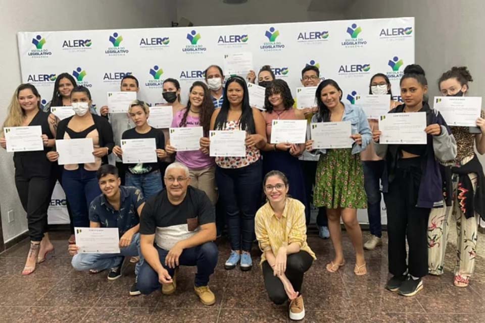 Conclusão de cursos e entrega de certificados na Escola do Legislativo