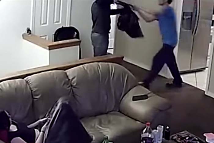 Homem luta com ladrão que invadiu sua casa armado 