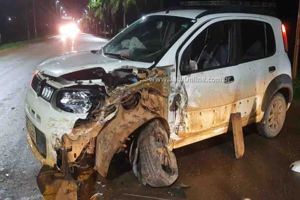 Uno é abandonado no meio da BR 364 depois de colidir em caminhão
