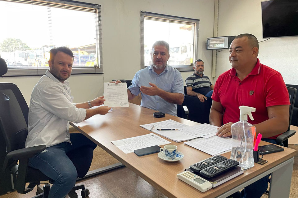 Vereador Fogaça leva demandas do bairro Igarapé à SEMOB e busca atualização do Tchau Poeira