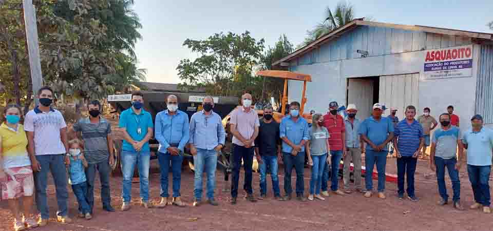 Ismael Crispin entrega equipamentos agrícolas para produtores de Alvorada D’Oeste