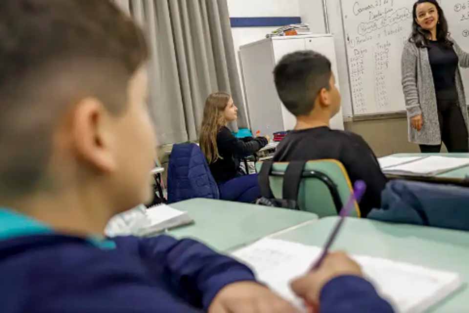 Olimpíada de matemática das escolas públicas aplica prova 