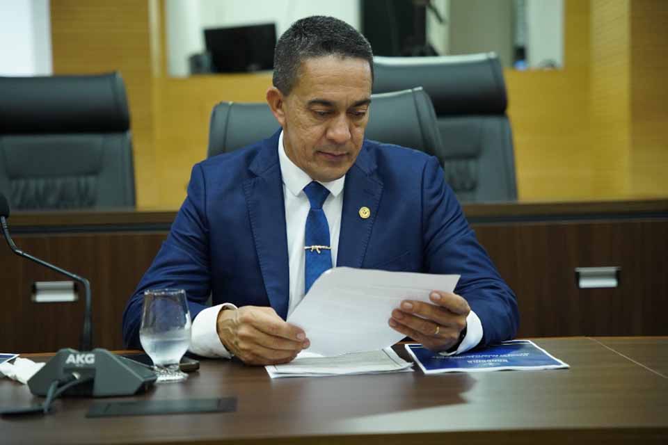 Deputado Eyder Brasil visita distrito Cavalcante para ouvir demandas da saúde