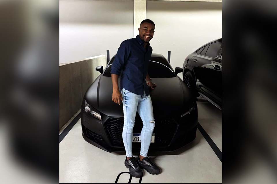 Campeão do 'BBB24', Davi posa com carrão e divide opiniões: 'Torrando tudo'