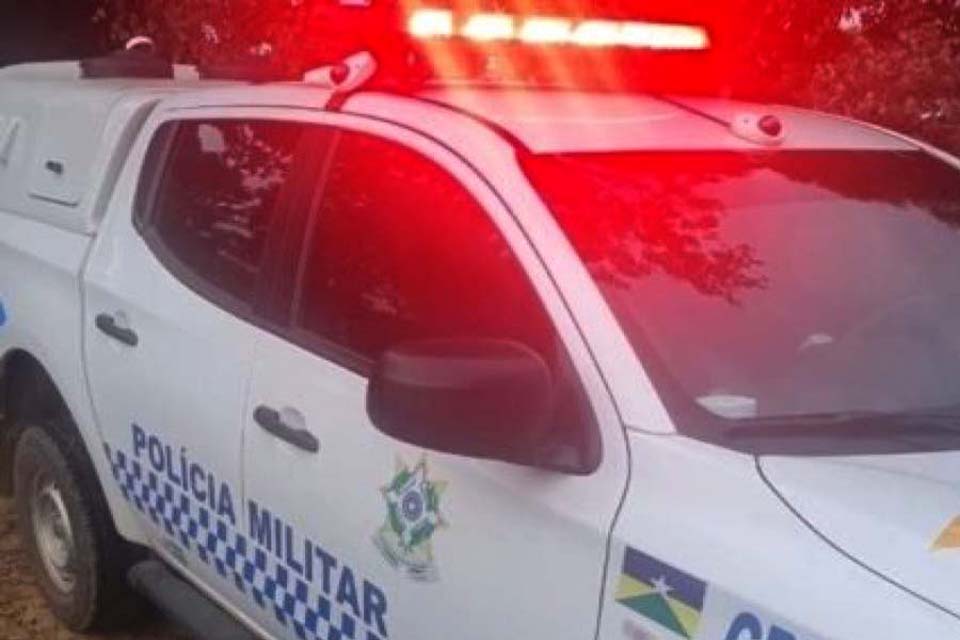 Homem alvejado a tiros por dupla em moto busca abrigo em igreja