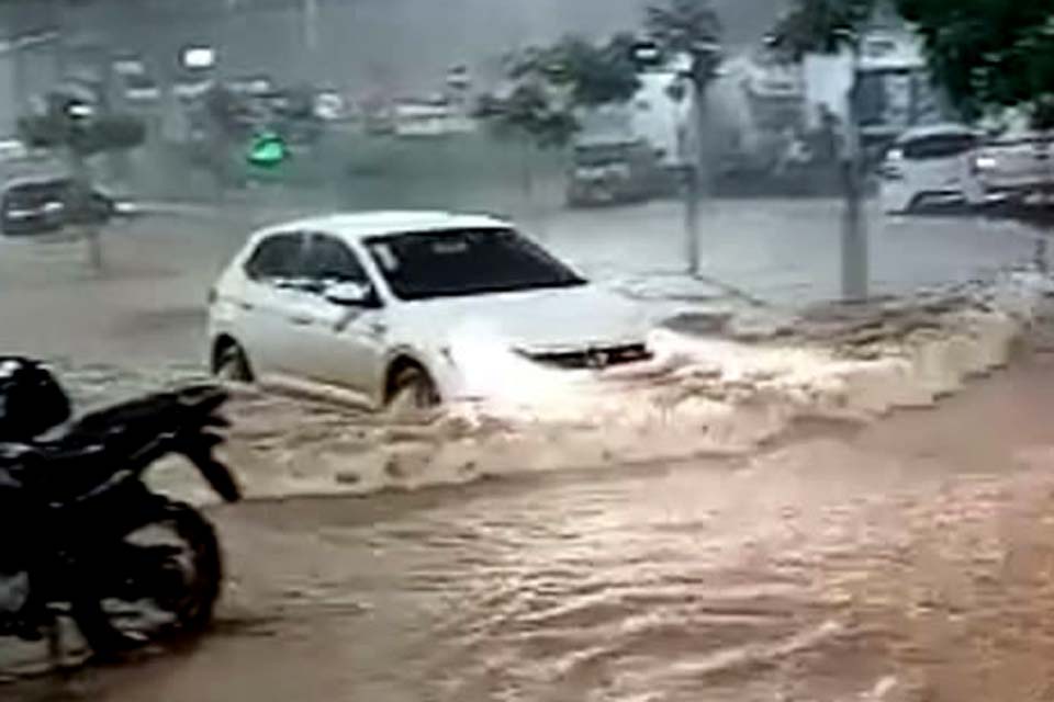 Forte chuva causa alagamentos, transtornos e prejuízos a moradores da Estância Turística