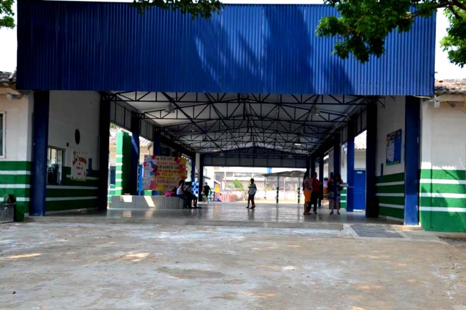 Prefeitura entrega reforma do pátio da Escola Municipal Mário Quintana