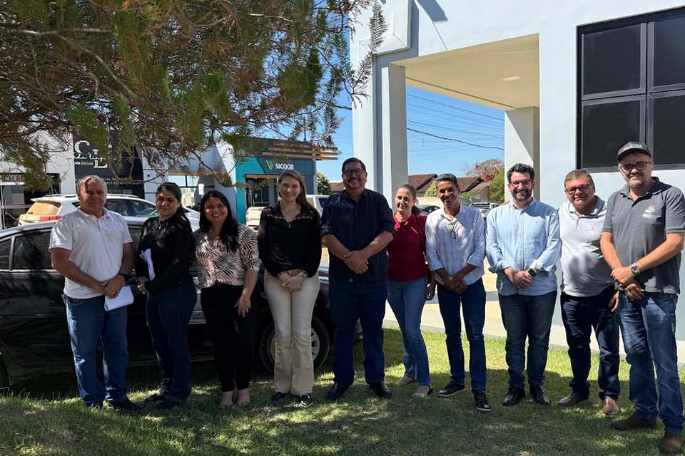 Deputada Gislaine Lebrinha entrega carro 0KM para Conselho Municipal de Educação em Machadinho