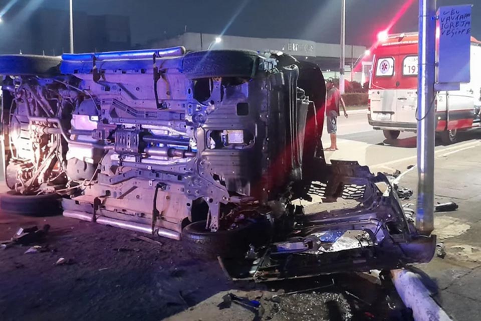 Colisão entre caminhonetes resulta em capotamento em cruzamento